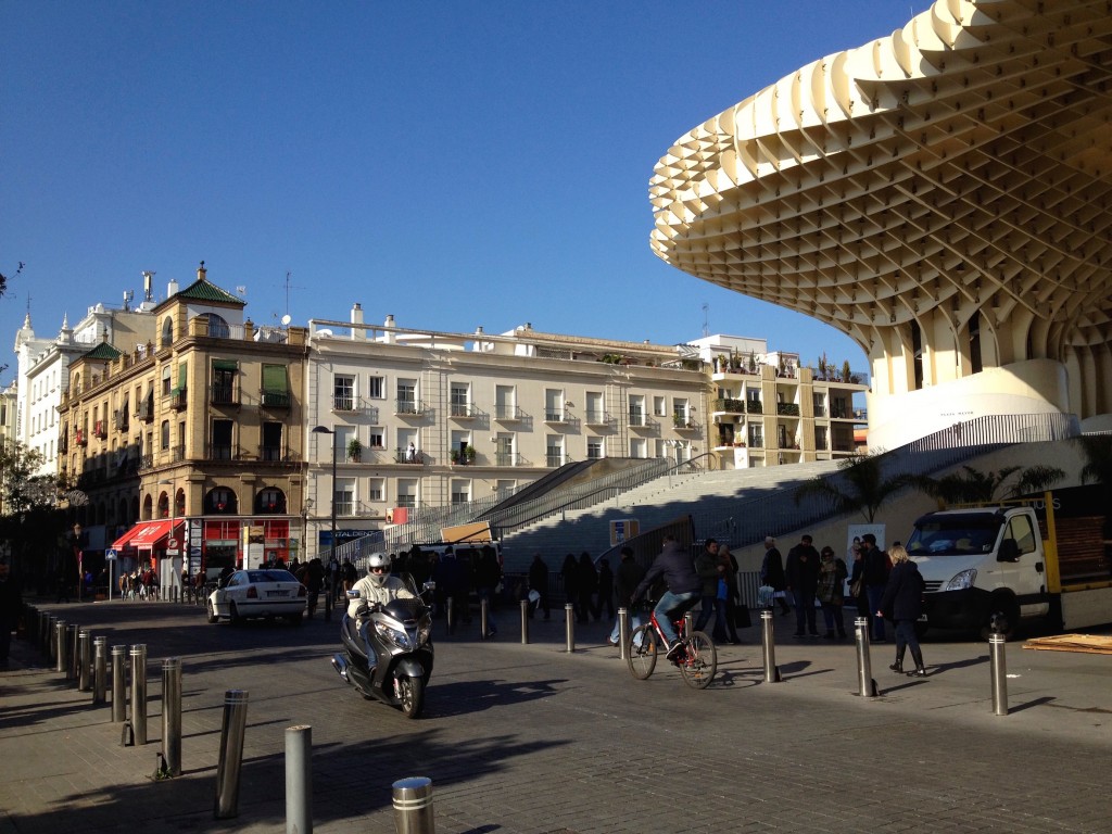 Another nearby square in Sevilla, with the new-ish "Mushroom" sculpture.